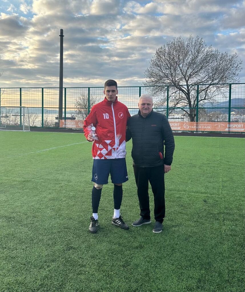    Анисимов Роман, лучший игрок турнира (ФК «Талка») и Константин Димитриев, генеральный директор ОАО Санаторий «Красная Талка».