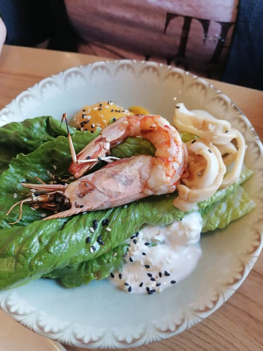 Салат с лангустином, персиком и страчателлой