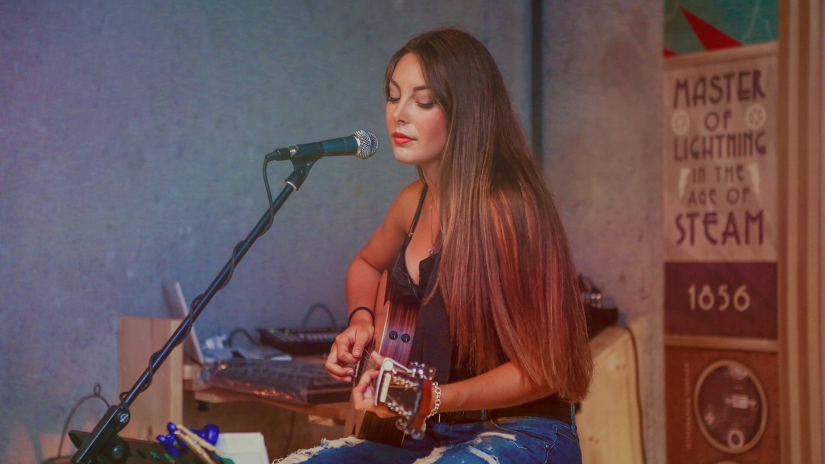 Нина играет на гитаре