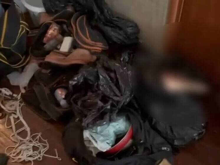     В этих мешках оказались человеческие останки: ноги и рука. Фото: скриншот из видео пресс-службы ГСУ СК России по Петербургу