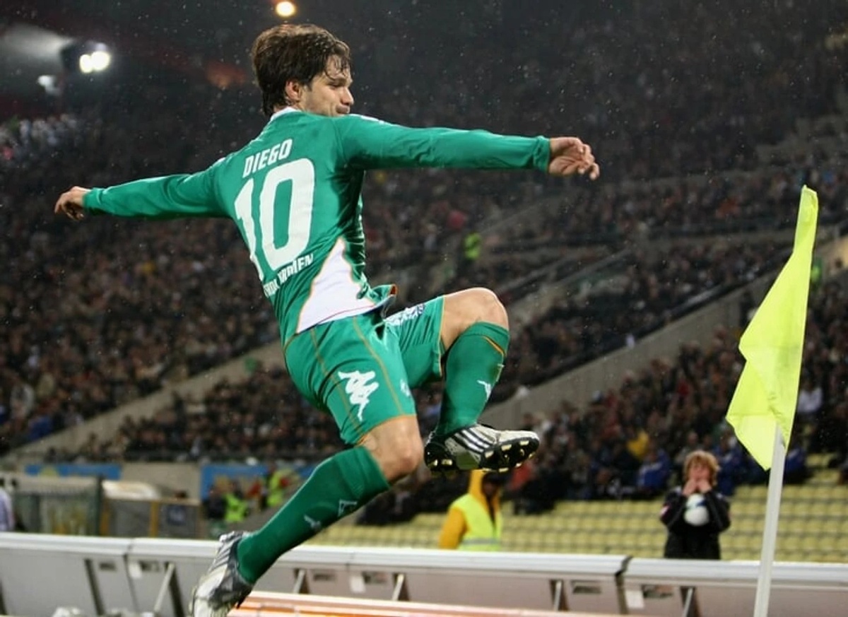 В Бремене от фантастически игравшего бразильца (54 гола + 42 паса!) доставалось и флажкам