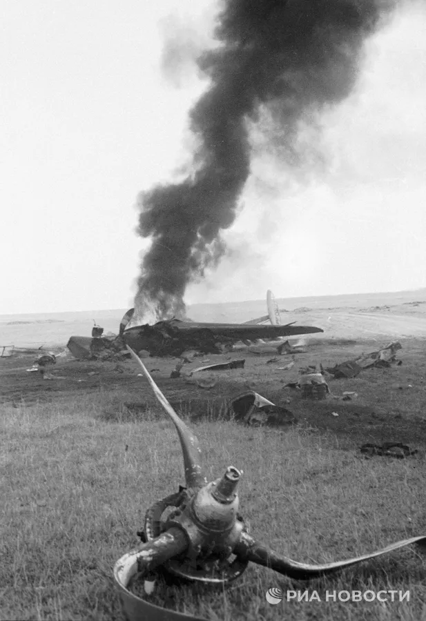  Харьковское направление. Догорающие обломки фашистского самолета, сбитого советскими зенитчиками. 2-й Украинский фронт.