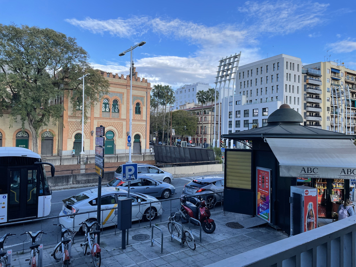 Фотографирую из автостанции. Красивое здание напротив - это торговый центр. Там больше шансов найти что-то съедобное