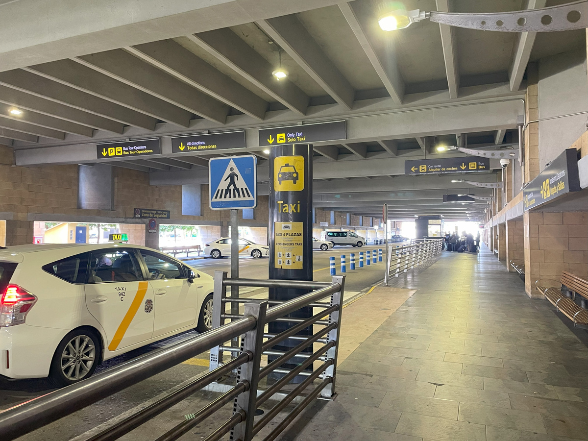 И повернуть направо. Сразу при выходе находится остановка такси 