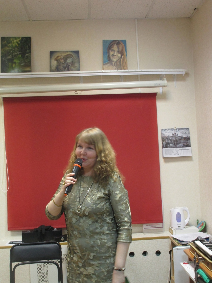 Читаю свои стихи в клубе