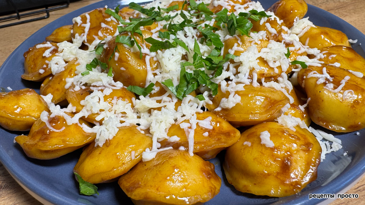 Жареные пельмени в соевом соусе.