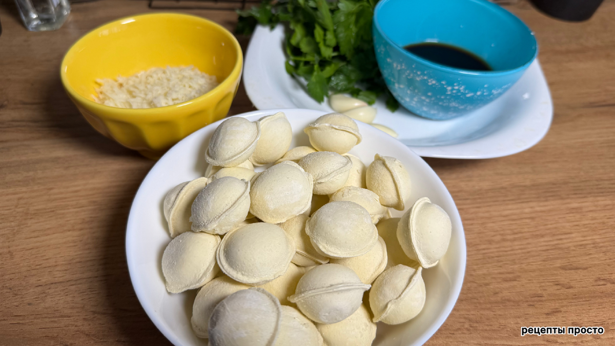 Подготовила ингредиенты для жарки пельменей.