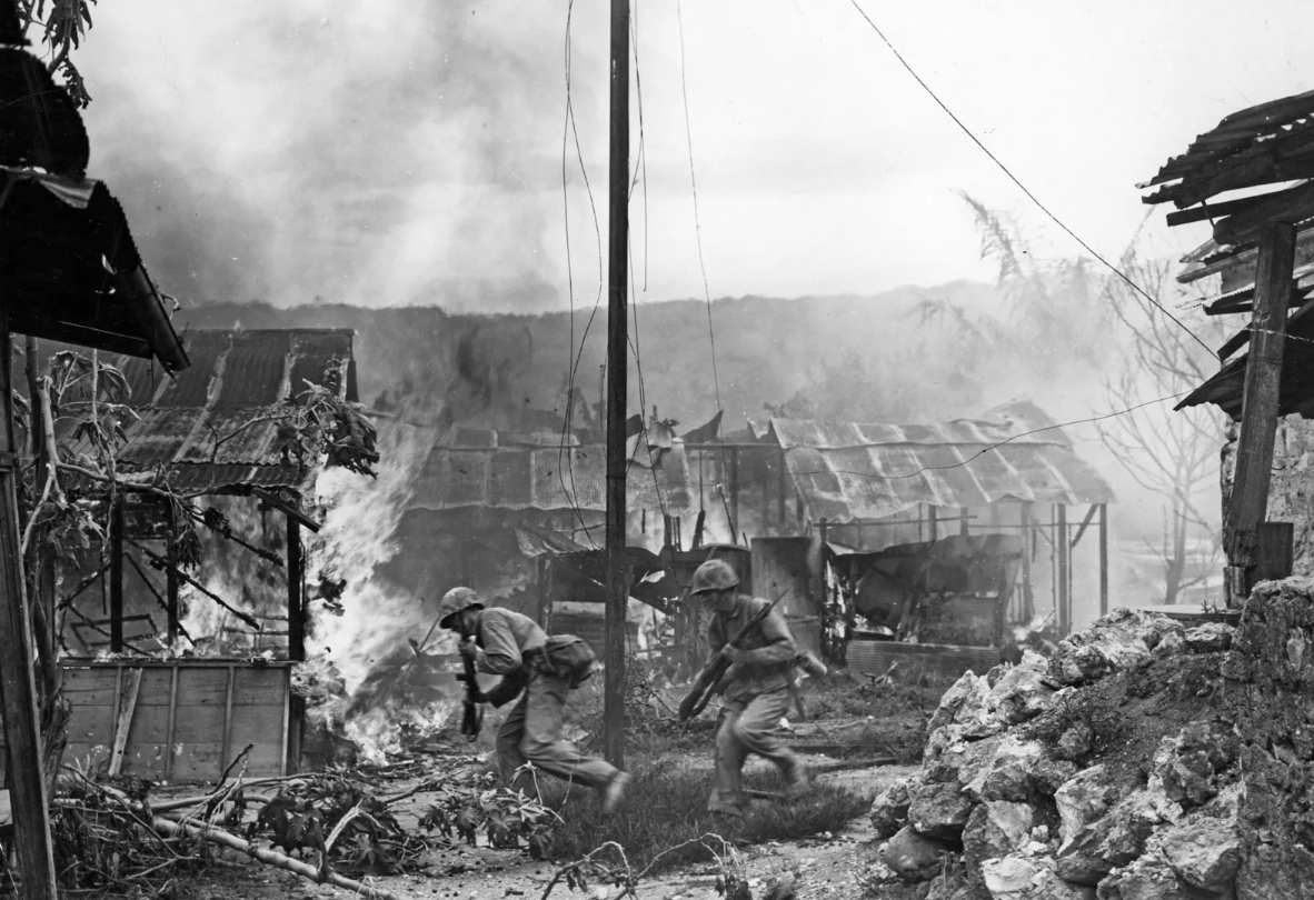 Американские морские пехотинцы на Сайпане, Марианские острова, 1944 г.Американские морские пехотинцы наступают на японские позиции на Сайпане, Марианские острова, 1944 г.