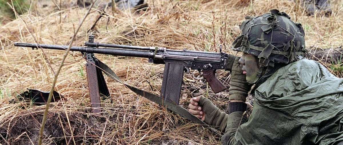 Канадский солдат с FN FAL (Википедия)