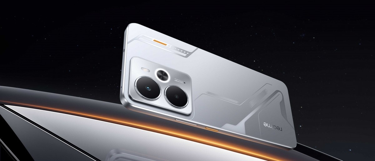 Сзади установлены две камеры