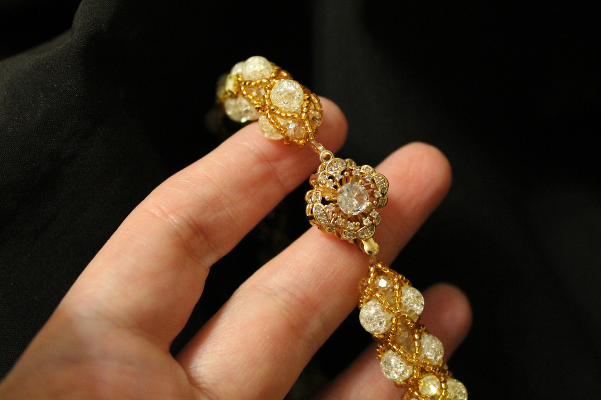 Застежка колье из авантюрина и бисера