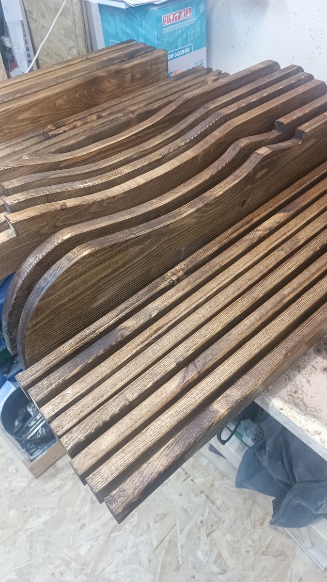 Этапы сборки окраски деталей и кресла Адирондак (Листайте)