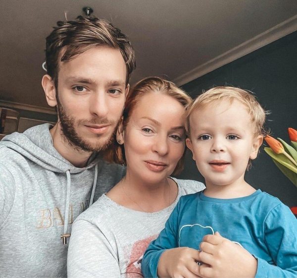    Жанна Эппле с сыном и внуком. Фото: СтарХит