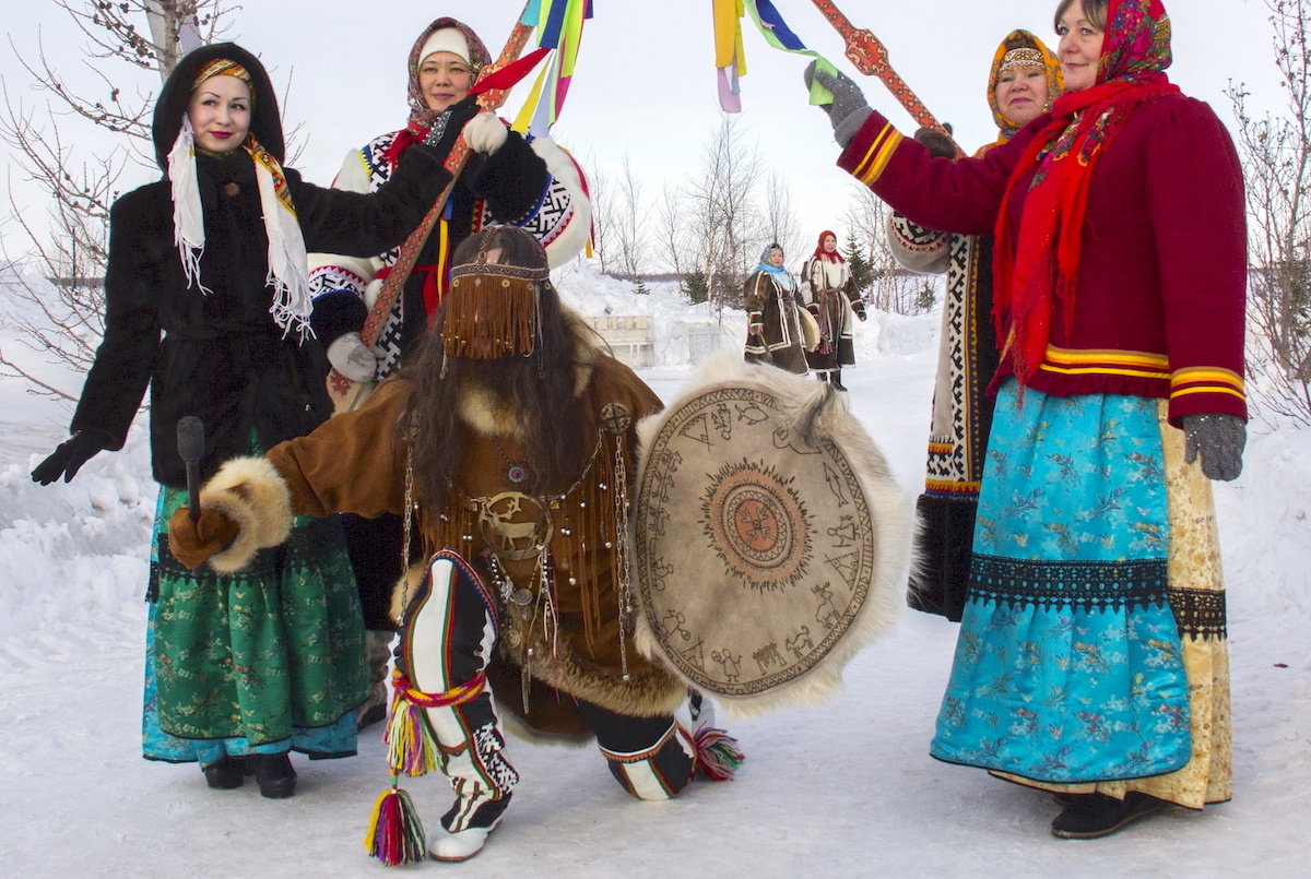 Ненцы с шаманским бубном. Фото: Александра Марчук / GeoPhoto