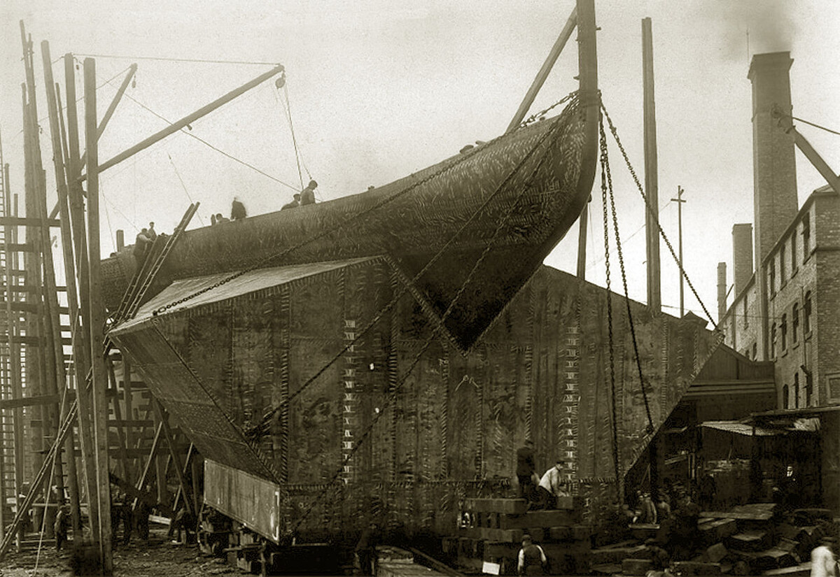 Закладка ледокола «Ермак» на верфи в Ньюкасле (Великобритания). 1897 г. Источник: Wikimedia Commons