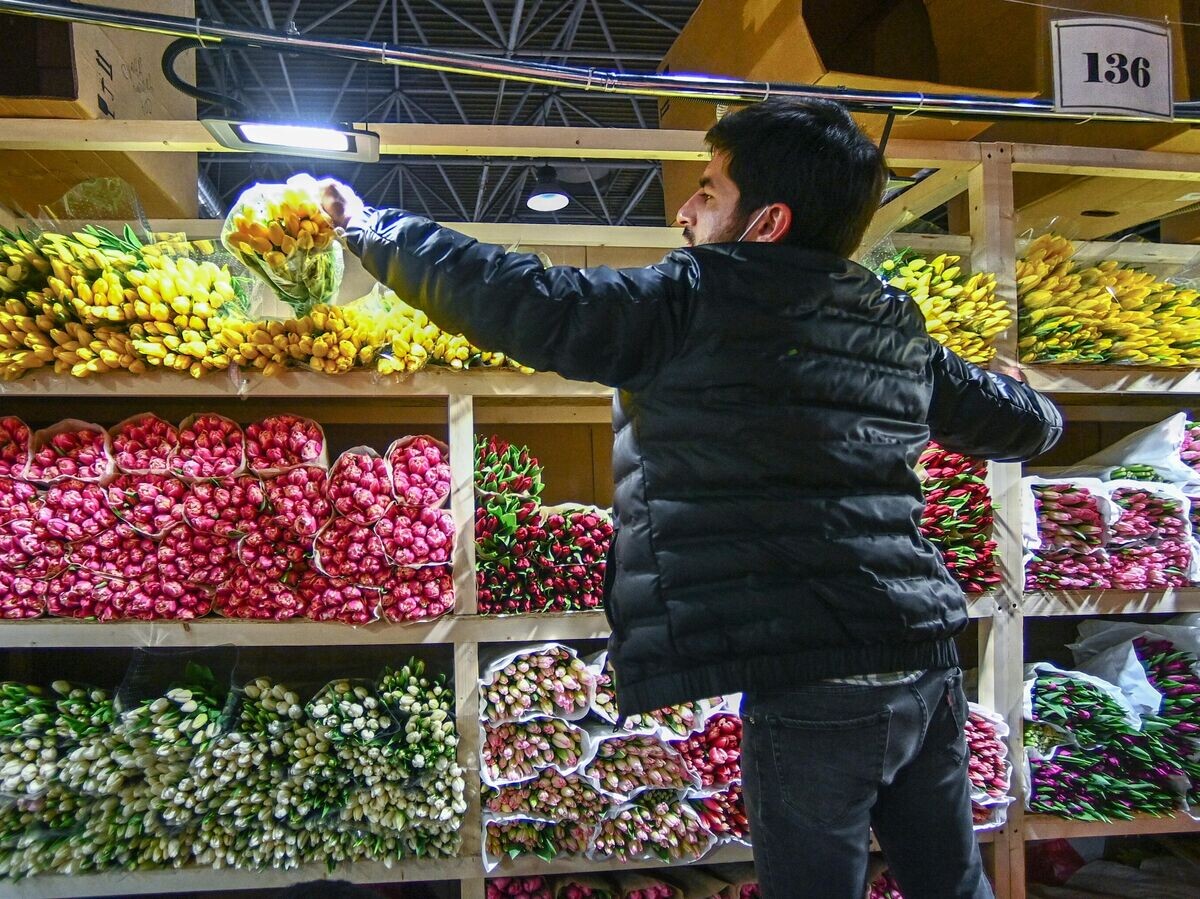    Продажа цветов накануне Международного женского дня на Рижском рынке в Москве© РИА Новости / Евгений Одиноков
