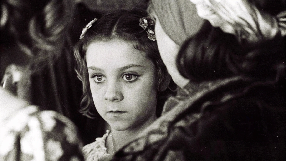 Крупный план девочки-фигуристки с характерным макияжем, ожидающей своего выступления, середина 1960-х