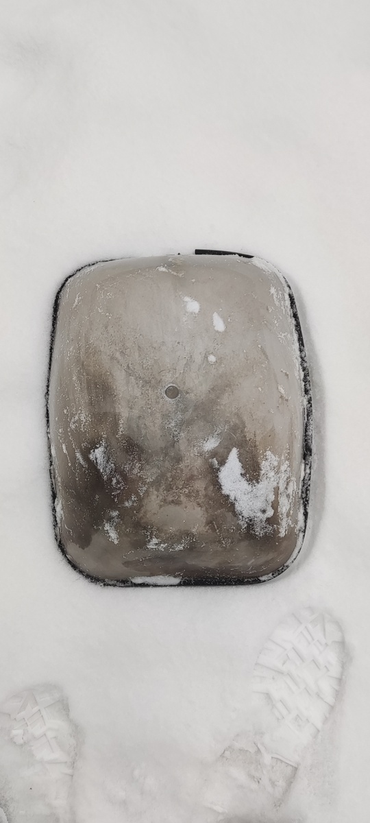 Досталось мне такое стекло от всем вам известного фонаря,но как видим,оно все пожелтевшее и мутное от времени,практически не пропускает свет.