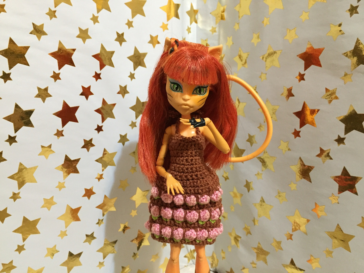 Первой гостьей стала наша очаровательная Сана в прелестном цветочном платье.