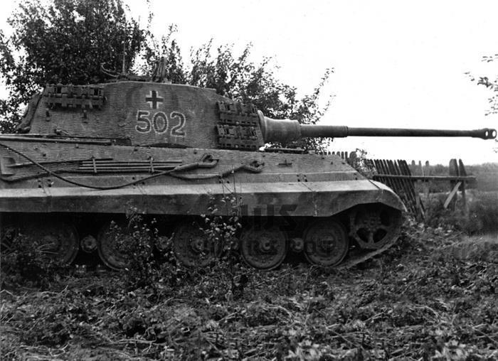 Немецкий тяжелый танк T-VIB «Тигр-II» № 502, захваченный 13 августа 1944 года во время боев на Сандомирском плацдарме. 