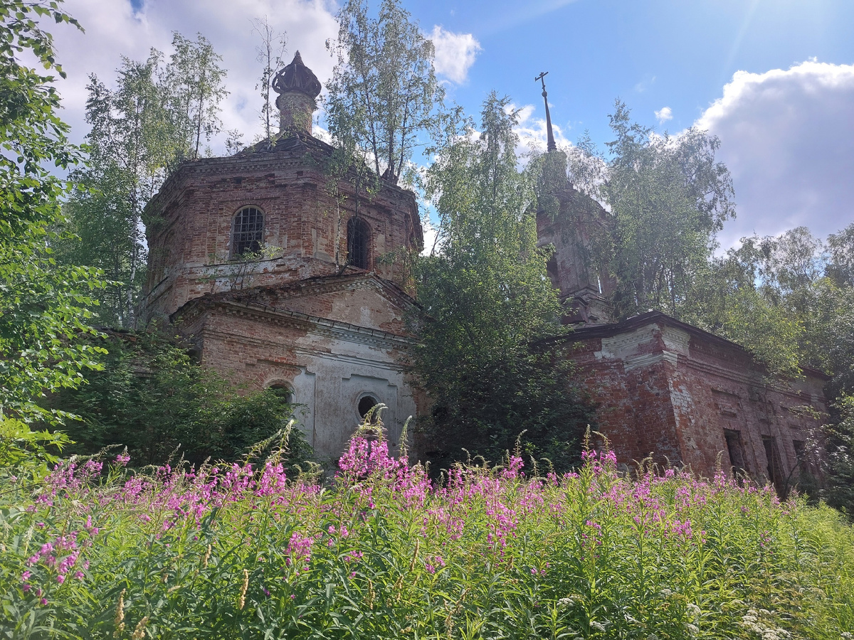 Листайте галерею. На фото – храм 18 века. Мы с женой зашли внутрь и сделали кадры на память. Никогда не забуду это место.