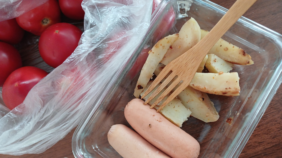 обед: запеченный картофель, сосиски, овощи