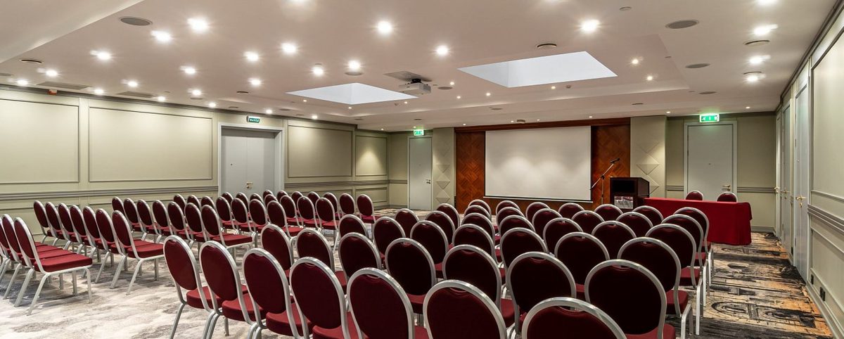 Фото с сайта https://www.komandirovka.ru/conference-halls/sanktpeterburg/balnyi-zal-conference-hall/. Взято с Яндекс.Картинки