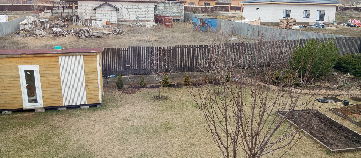 Наш участок пока выглядит так... Нужно ехать за удобрением и подкормить газон