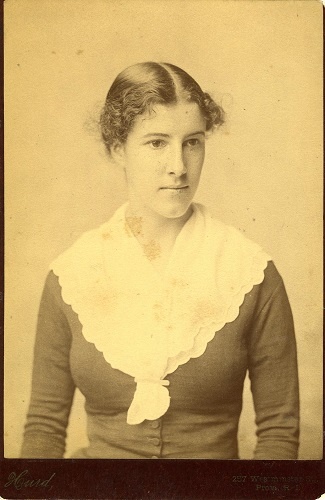 Шарлотта Перкинс Гилман, — автор "Жёлтых обоев", которая написала этот рассказ в состоянии послеродовой депрессии 