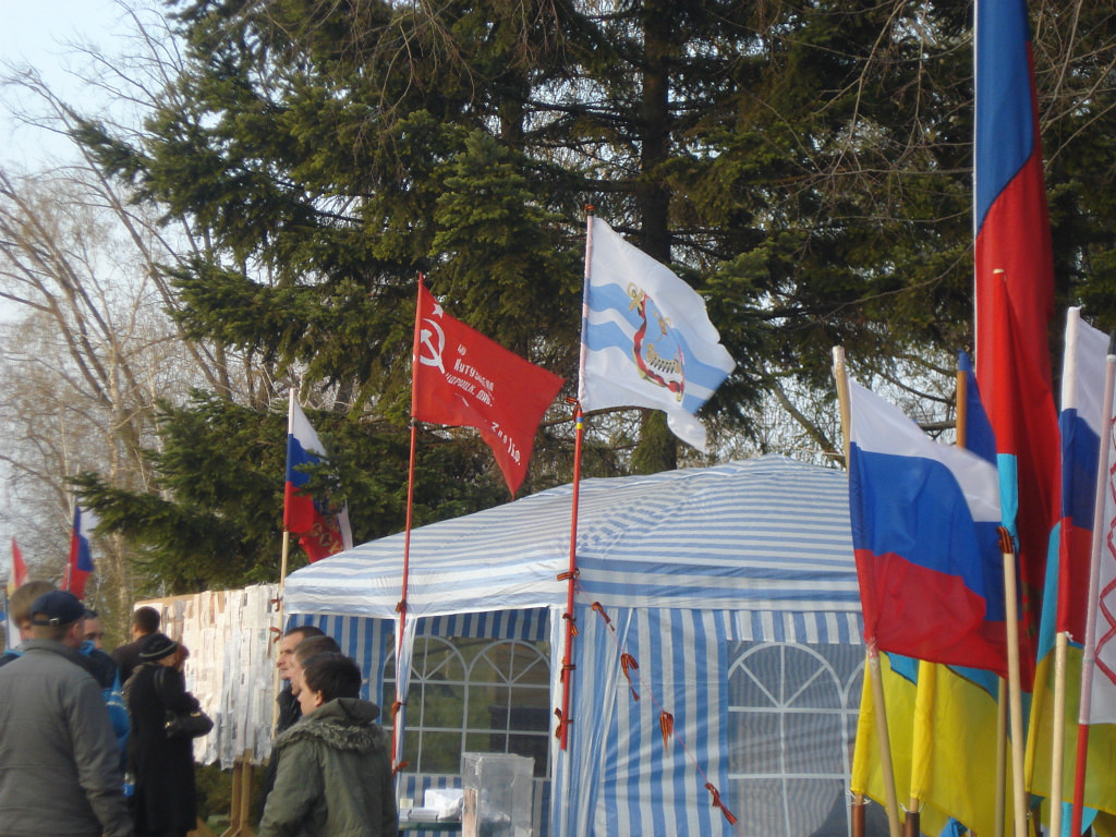 Фасад лагеря ольшанцев. Украинские флаги на городском стенде мы не трогаем.