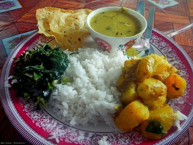 Тут побогаче, уже и картошка, и зеленуха и чипсы