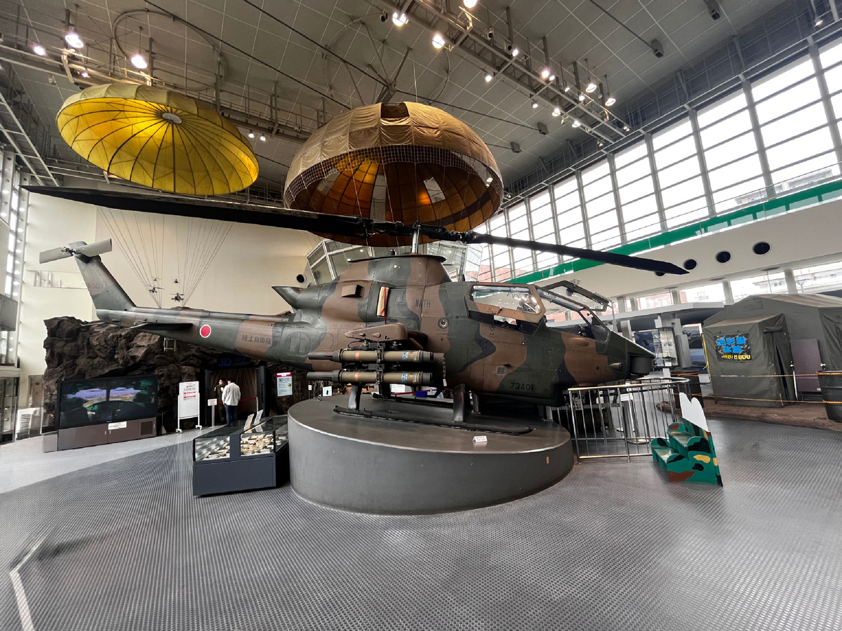 Главный хол, в центре которого расположен ударный вертолет