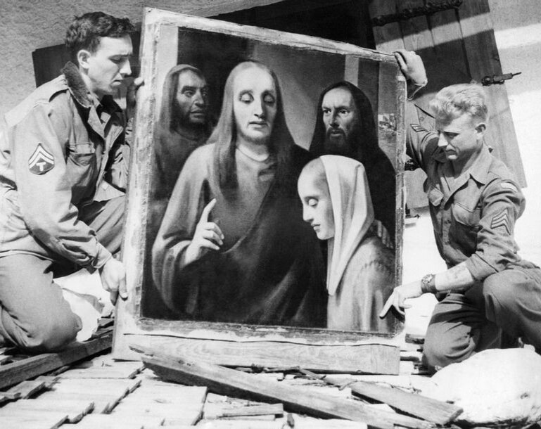 Американские солдаты с найденной картиной