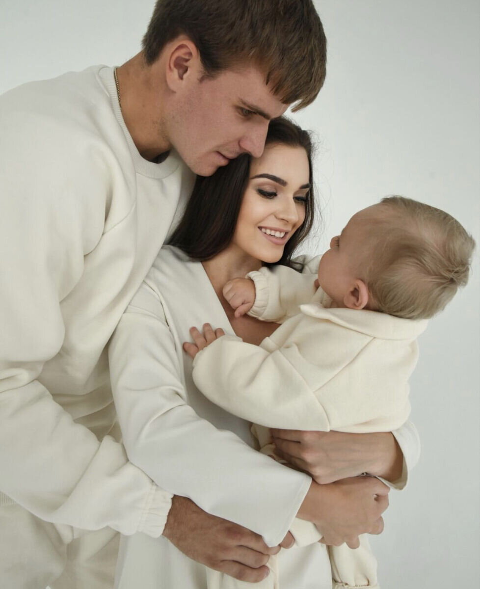 Аделина Сотникова с семьей