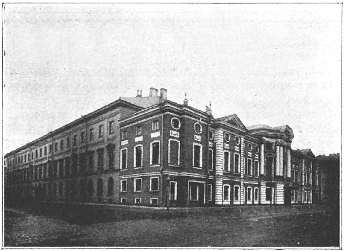 Дворец известного деятеля русской культуры XVIII в. И. И. Шувалова (1727-1797) построен в 1753-1755 гг. по проекту русского зодчего С. И. Чевакинского.