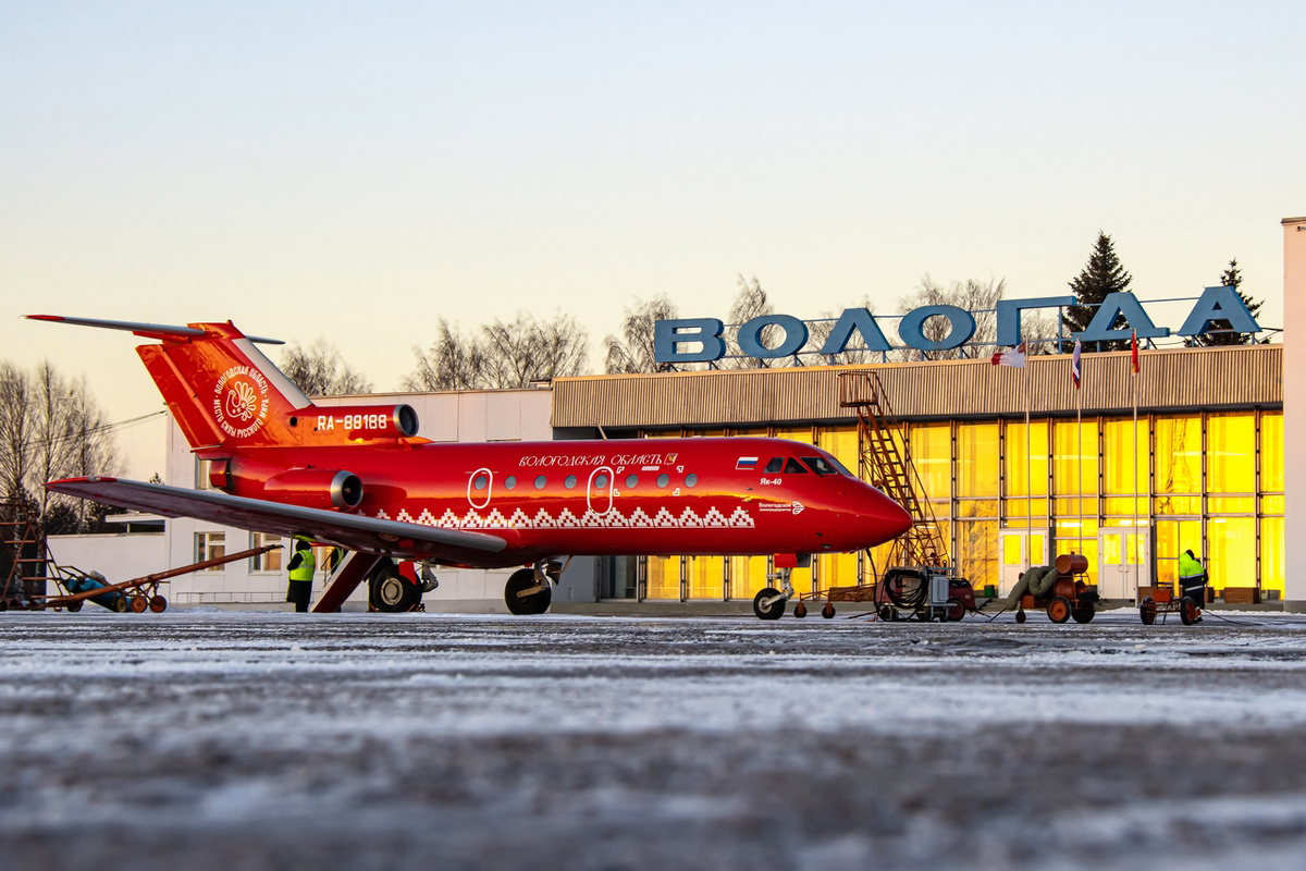 Як-40 (RA-88188) в новой ливрее авиапредприятия перед зданием аэровокзала аэропорта