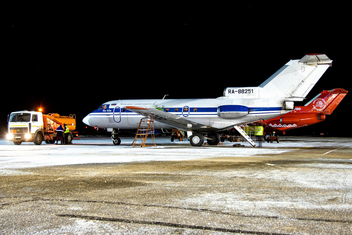 Як-40К (RA-88251) заправляется топливом после посадки