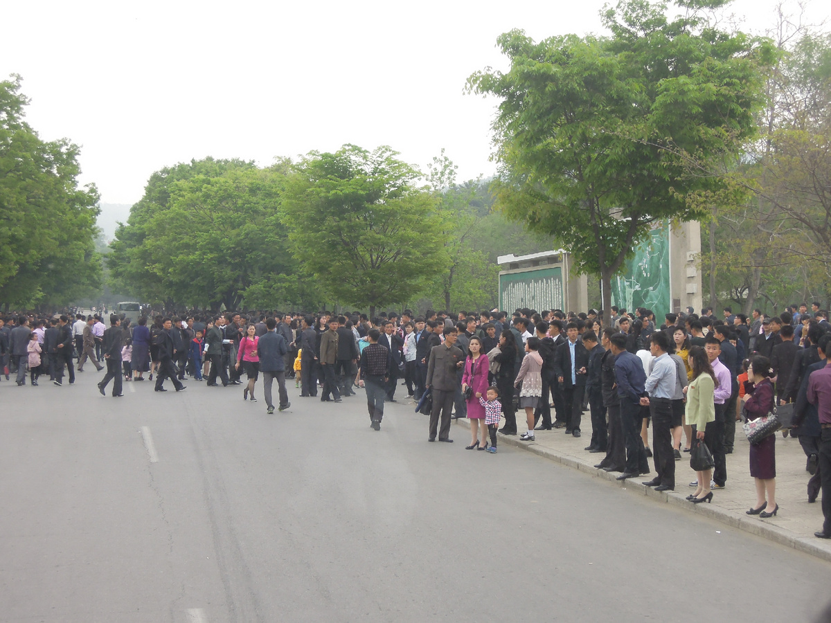 Форма одежды обычная: мужчины в темных костюмах, дамы в юбках. 