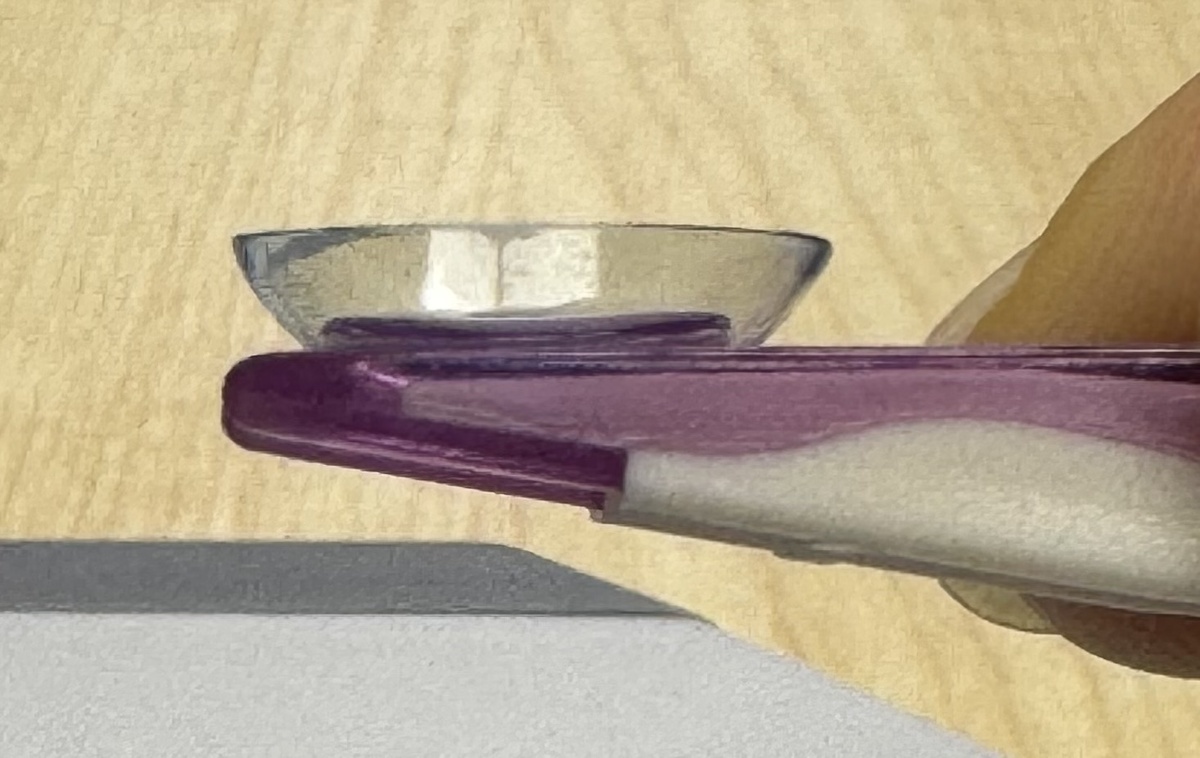 Фото 1. Правильная ориентация контактной линзы