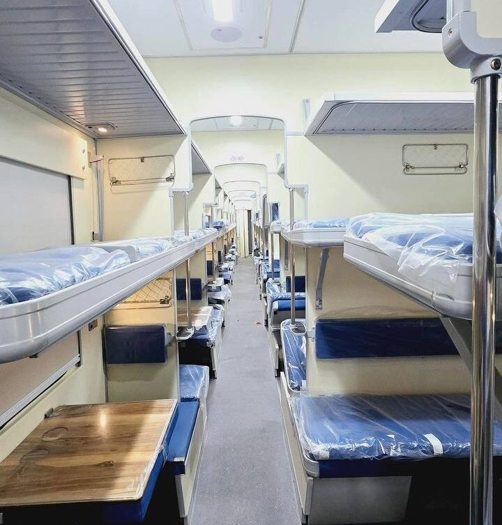 Интерьер плацкартного вагона производства ТВСРЗ. Источник: «Узбекистон темир йуллари»