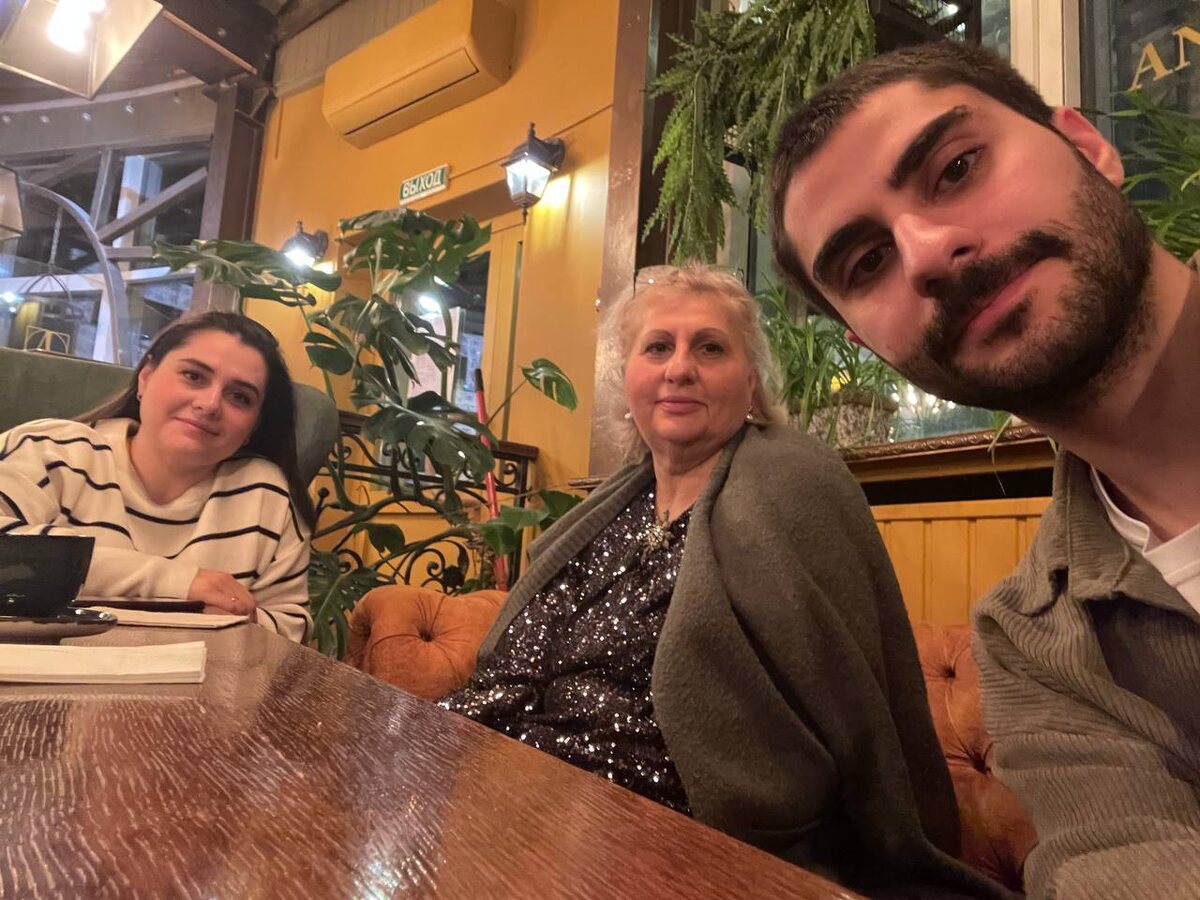 это я с мамой Зинаидой Владимировной, которая также пишет на канал и сестрой 