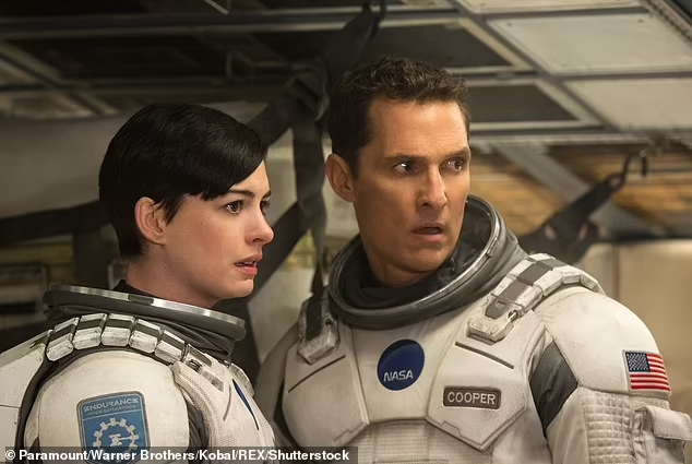 Как и в научно-фантастическом блокбастере "Интерстеллар" (на фото), ученые утверждают, что путешествия во времени возможны благодаря теории относительности Эйнштейна.