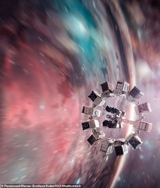 По данным НАСА, путешествие во времени подразумевает перемещение во времени быстрее, чем одна секунда в секунду. В фильме "Интерстеллар" (на фото) для этого нужно приблизиться к черной дыре, но в реальности того же можно добиться, просто сев в самолет.