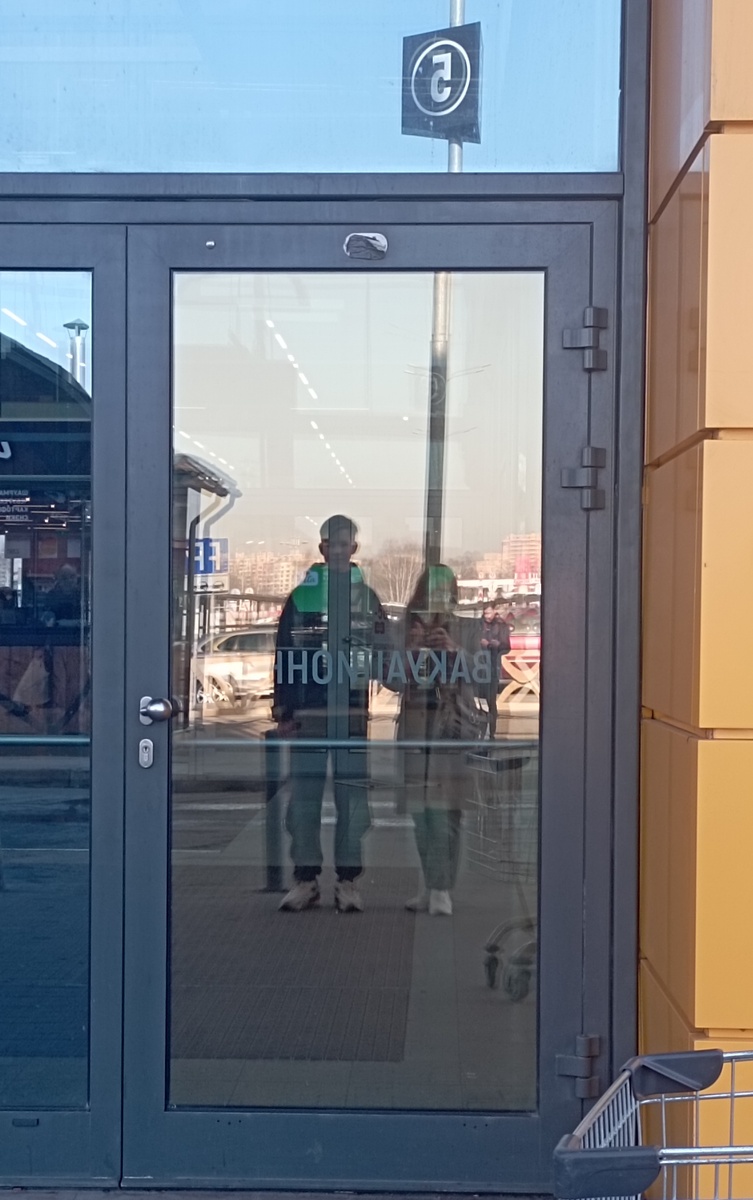 С ребятенком... Вот странно, мы с мужем среднего роста, бабушки и дедушки с обеих сторон тоже... А ребёнок уже свою сестру перерос. 