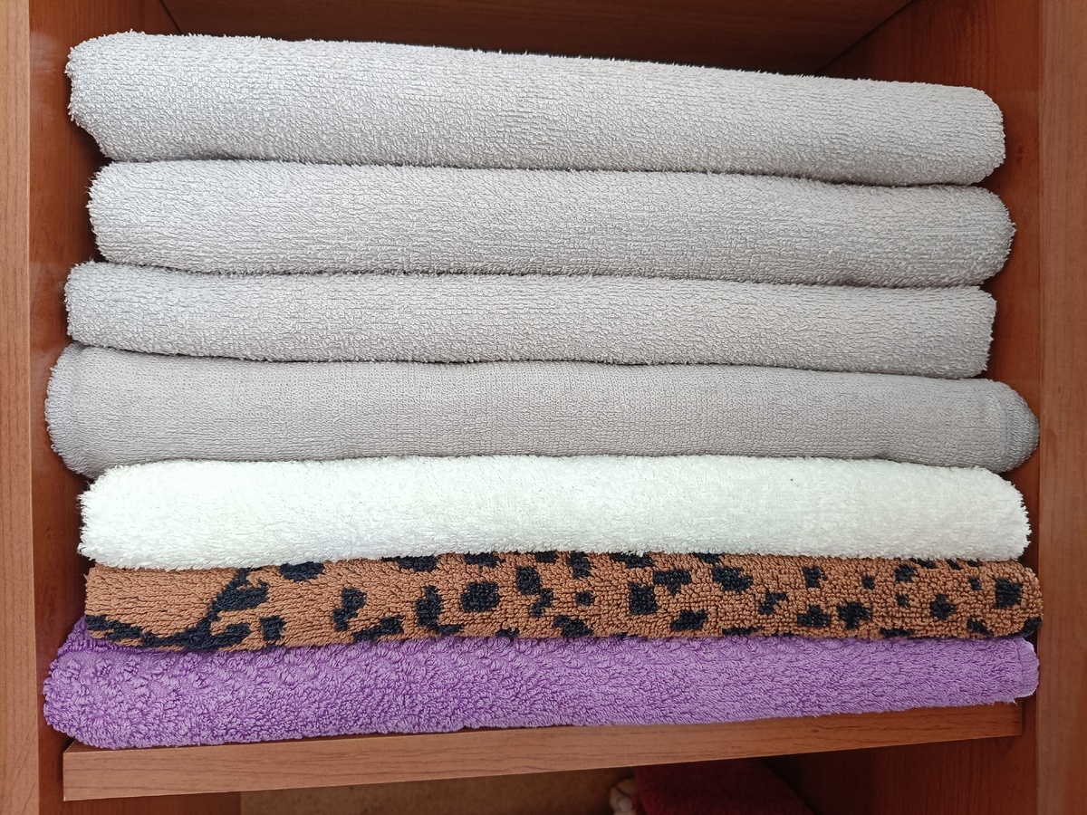 Это все банные полотенца, которые имеются у нас. В ванной висят еще два. Никаких запасов нет. Нижними двумя не пользуемся из-за активного цвета.