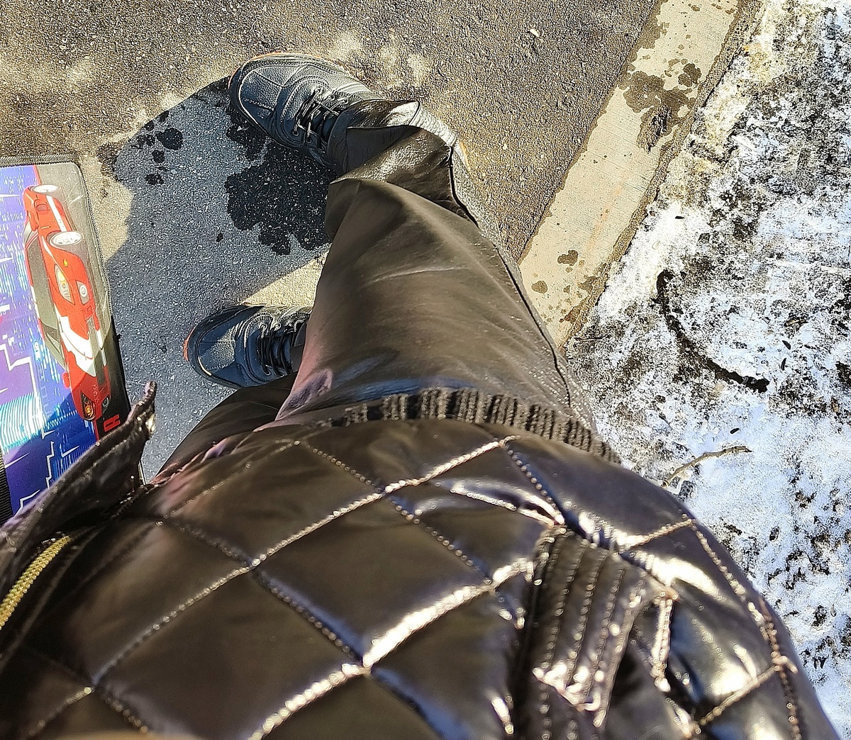 Это я после рабочего дня стою на остановке и жду автобус