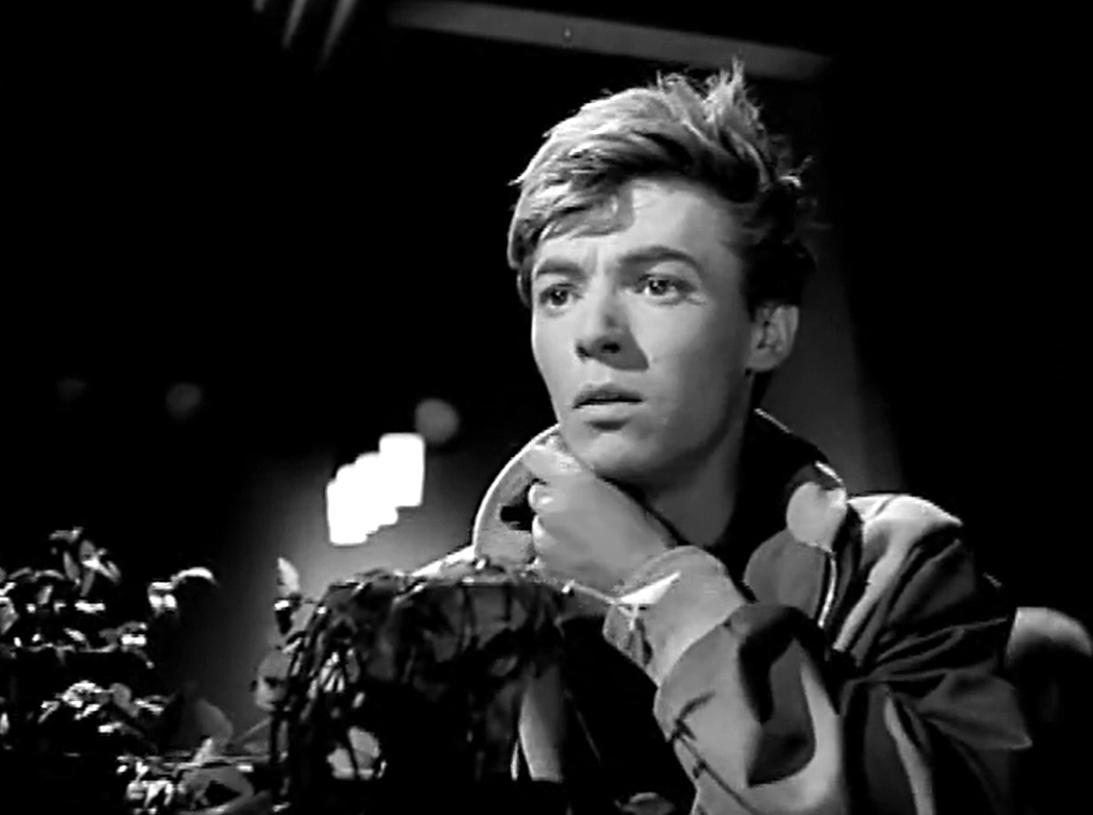 Кадр из кинофильма "Мой младший брат", 1962 г., режиссер Александр Зархи, сценаристы Василий Аксенов, Михаил Анчаров, Александр Зархи, композитор Микаэл Таривердиев (скриншот)