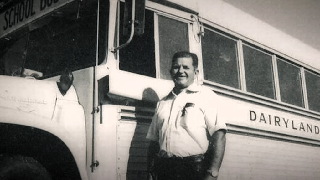 Эдвард Рэй, водитель автобуса. 