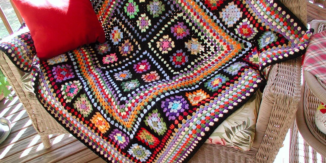 ВЯЗАНЫЕ ВОСПОМИНАНИЯ: БАБУШКИН КВАДРАТ – ИСТОРИЯ, КОТОРАЯ ГРЕЕТ ДУШУ 💖