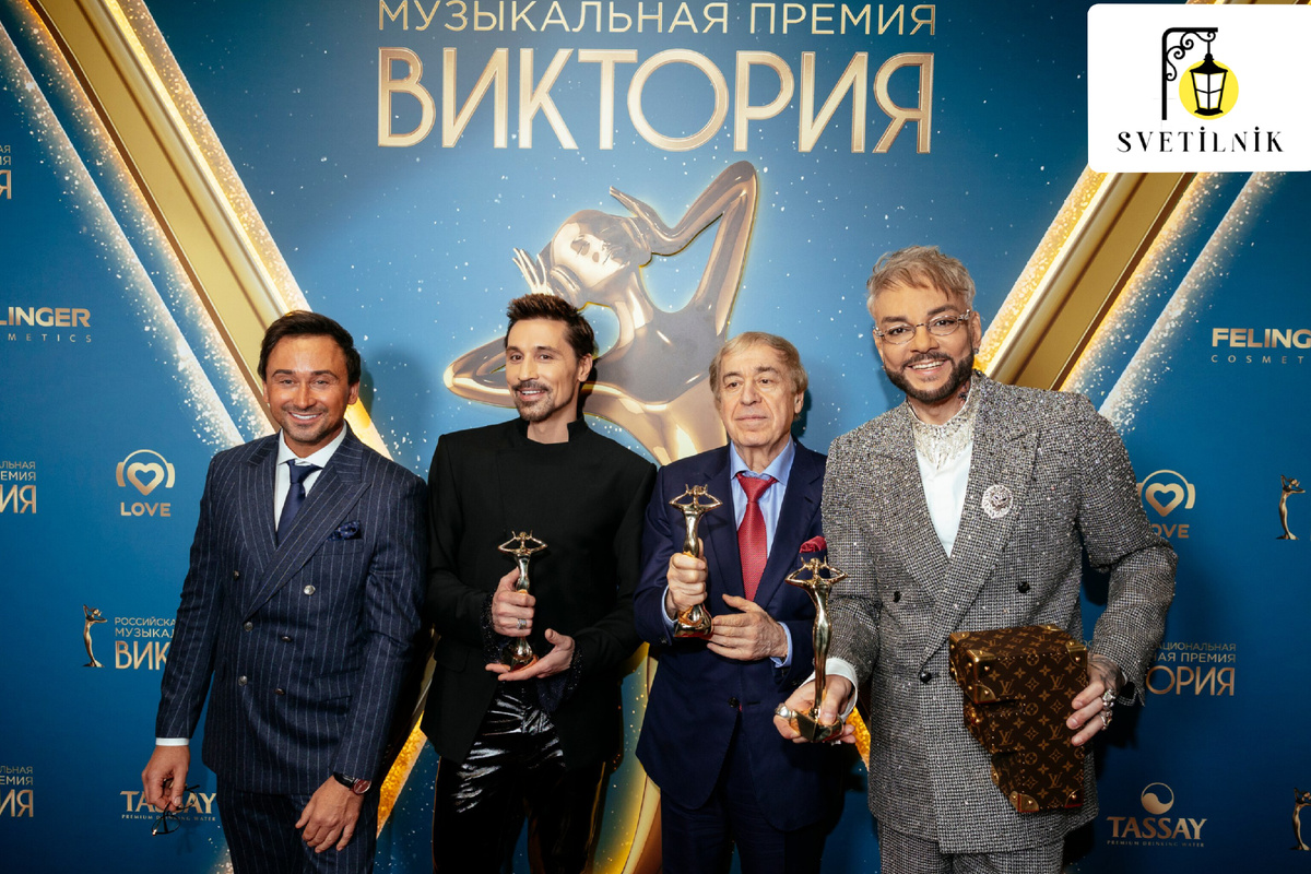 Автор многих песен Сергей Ревтов, Дима Билан, Михаил Гуцериев и Филипп Киркоров Вообще, здесь стоит отметить, что премия «Виктория» — дело рук Академии российской музыки, куда входят учредители проекта Юрий Костин, Михаил Гуцериев и, конечно же, Игорь Крутой. Они не только участвуют в подборе жюри, но и сами частенько оценивают чужие достижения. Поэтому кто побеждает? Обратите внимания на автора стихов😃 Итак, номинации: 